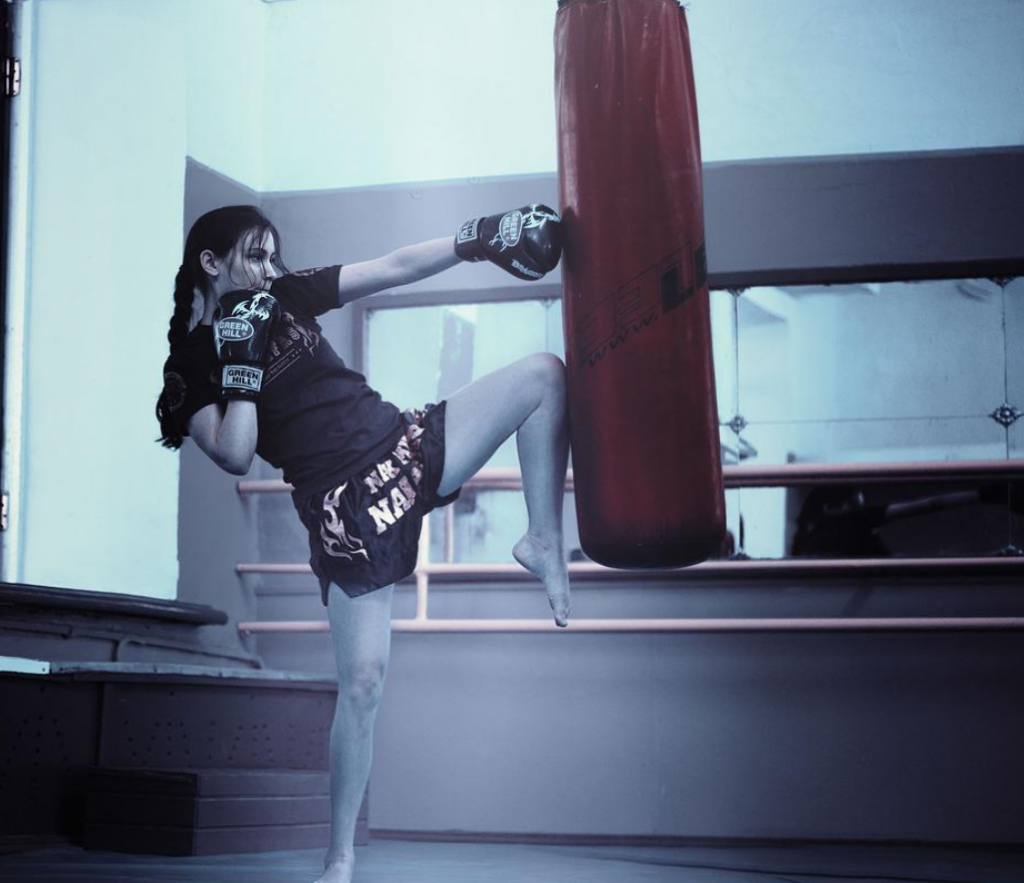 mujer boxeadora entrenando
